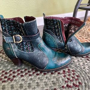 L’artiste Size 10.5-11 teal/multi boots, like new!